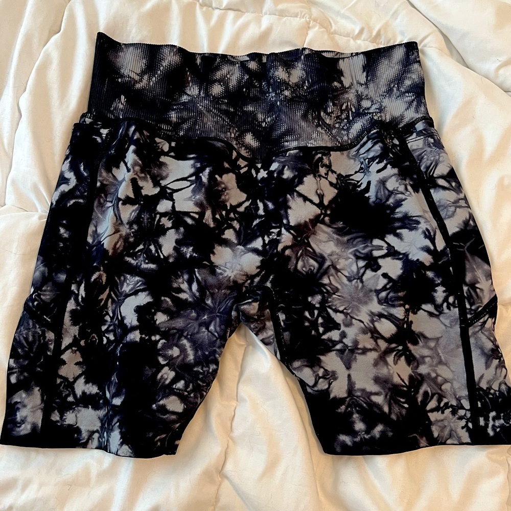 Victoria’s Secret Pink Active Tie-Dye High-Rise Bike Shorts – Black White, Large